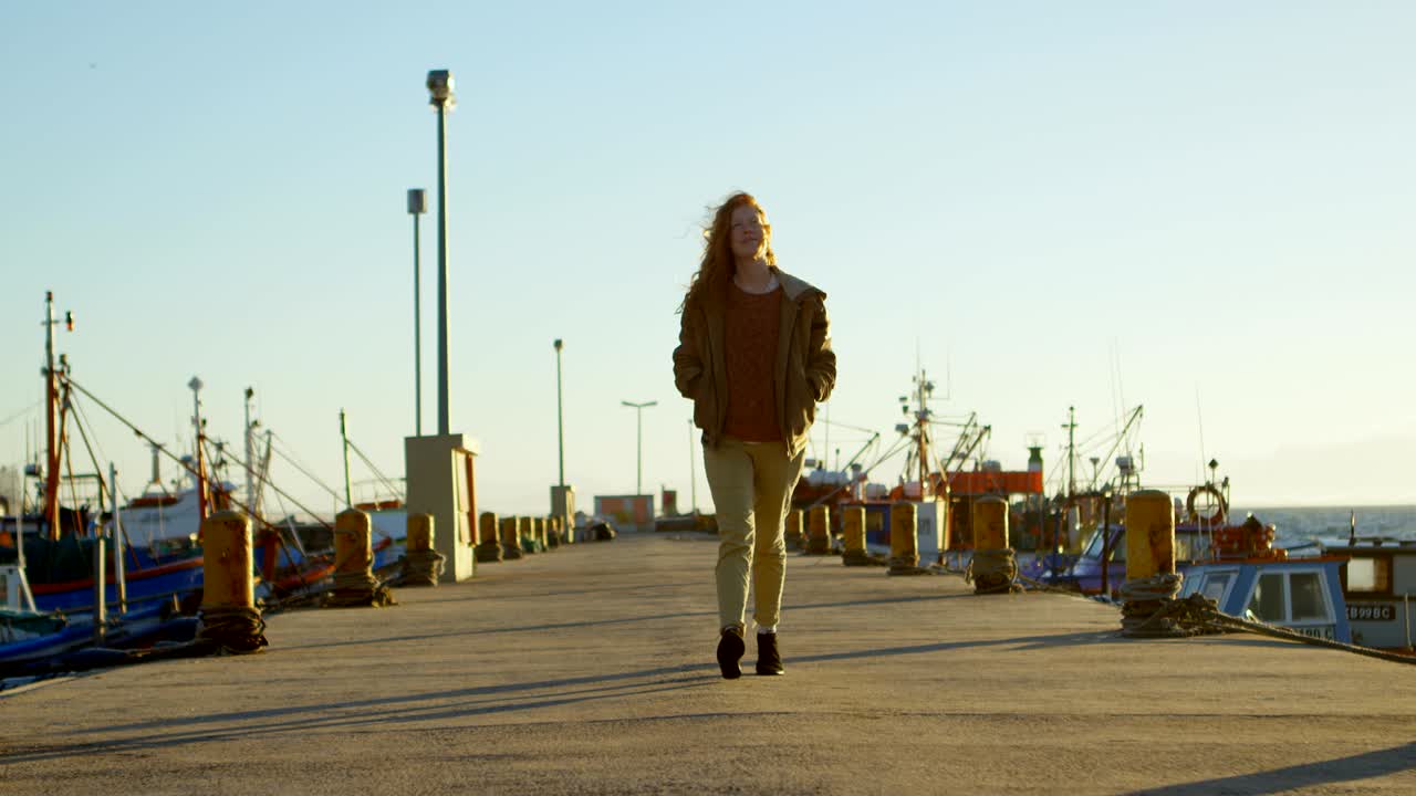 mujer caminando en el muelle 4k