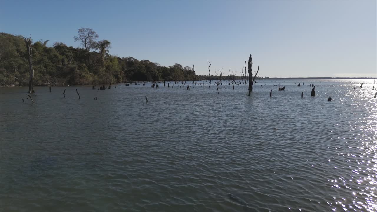 Voo sobre a margem inundada do rio Paraná.