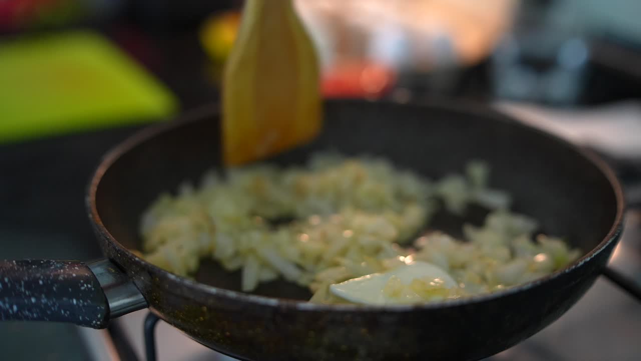 freír cebollas en una sartén