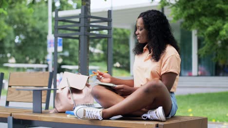 Afrikanische-Studentin-Mit-Laptop-Und-Büchern-In-Der-Stadt