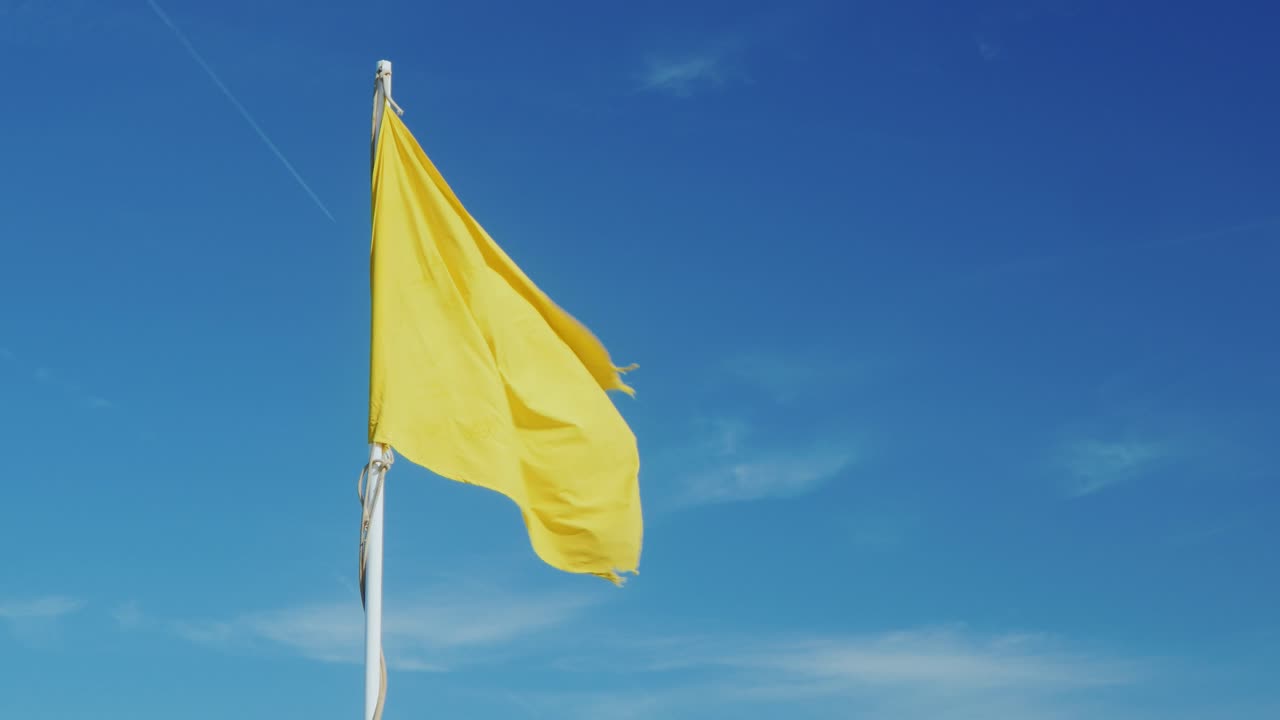 하늘 배경에 노란색 깃발