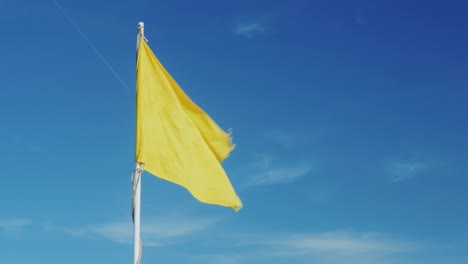 bandera amarilla sobre un fondo del cielo