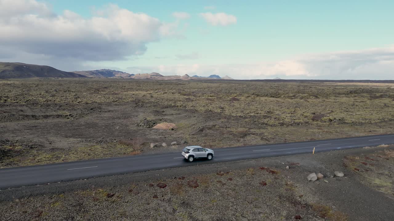 아이슬란드의 궁극적인 목적지로 향하는 황폐한 지형을 통해 하는 자동차의 흥미진진한 여정을 탐구하십시오.
