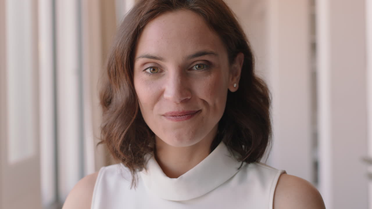 retrato de una mujer hermosa sonriendo feliz disfrutando de un estilo de vida exitoso