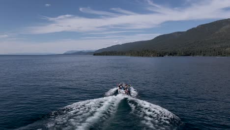 Turistas-En-Una-Aventura-De-Navegación-En-El-Lago-Flathead,-Kalispell,-Montana---Antena