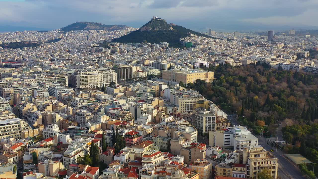 antena - toma general nublada de atenas, grecia con el monte lycabettus en el fondo