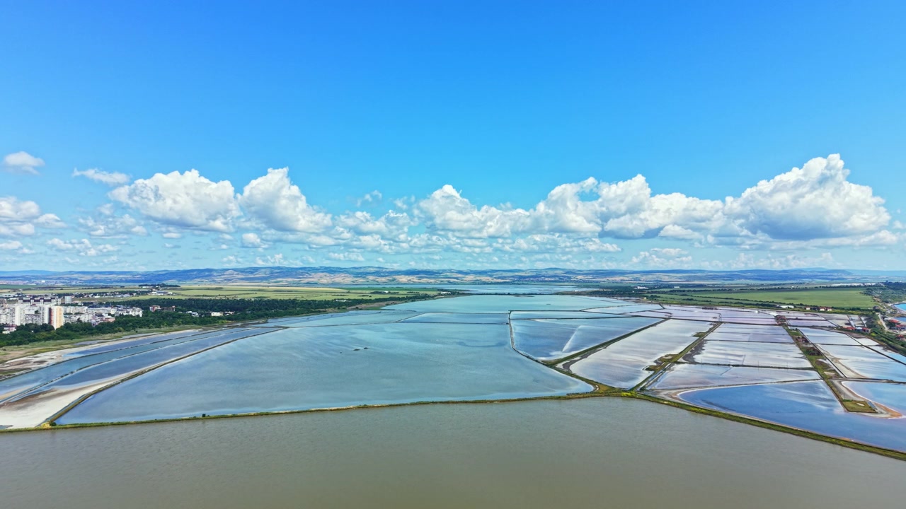 Udsigt over saltsletterne og landskabet i Burgas på en klar dag med skyer på himlen.
