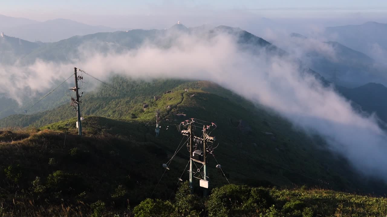 nubes lenticulares se deslizan sobre el pico kowloon de hong kong en un día soleado