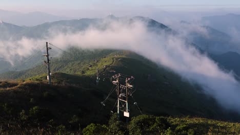 An-Einem-Sonnigen-Tag-Gleiten-Linsenförmige-Wolken-über-Den-Kowloon-Peak-In-Hongkong