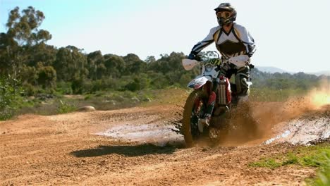 Hombre-Montando-Una-Bicicleta-De-Cross-A-Motor