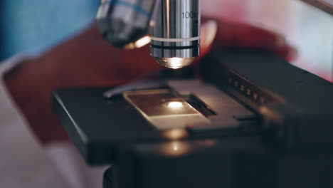 primer plano, ciencia y un microscopio para la investigación