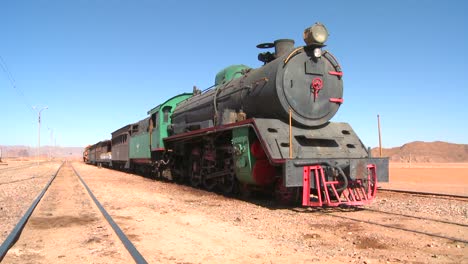 un viejo tren de vapor turco usado en la película lawrence de arabia se sienta en el desierto saudí de wadi rum jordan 1