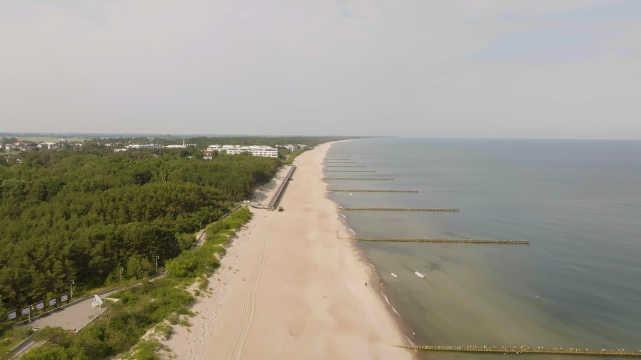 взгляд с воздуха вокруг пляжа майелно, солнечный летний день в польше