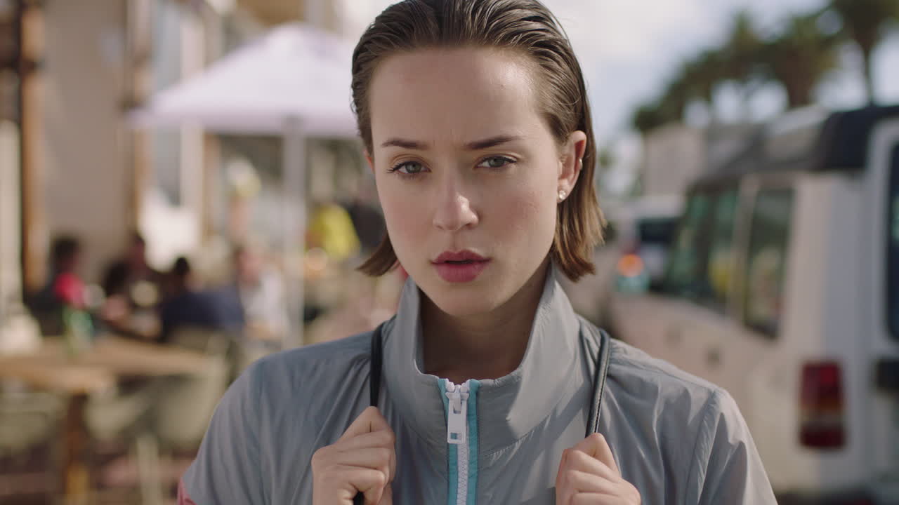 해변에서 인내심을 잃지 않고 기다리는 매력적인 여성의 초상화