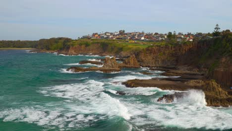 Vista-Aérea-De-Pilas-De-Mar-En-Las-Rocas-De-La-Catedral-Cerca-De-La-Ciudad-Costera-En-Kiama-Downs,-Nsw,-Australia