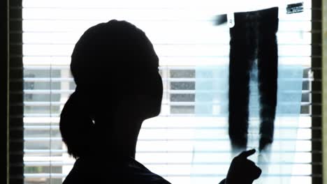 silueta de una doctora chequeando el informe de rayos x