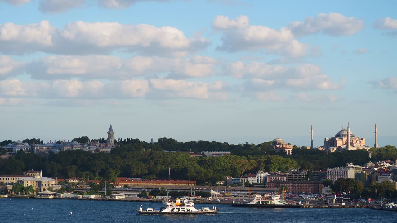 가라타 지역에서 볼 수 있는 하기아 소피아, 골든 호른, 토프카피 궁전의 광각 촬영