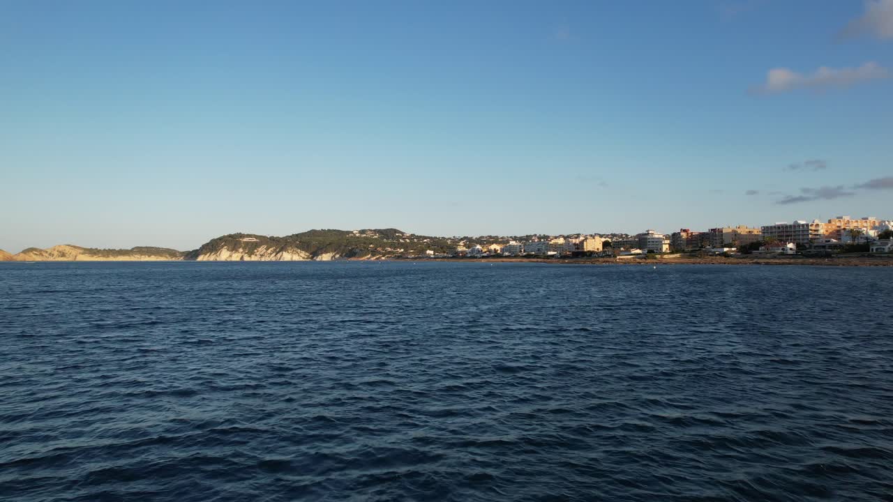 스페인의 자베아 해안선에서 발레아레스해 상공을 낮게 비행하는 공중