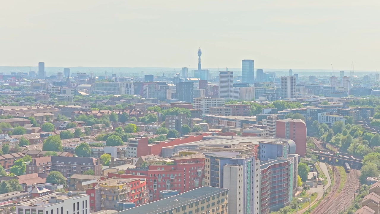 Riprese aeree con drone che mostrano ampie vedute diurne del Nord di Londra, catturate vicino all'Emirates Stadium dell'Arsenal FC a Islington. Il filmato presenta il paesaggio urbano circostante, i treni e lo skyline.
