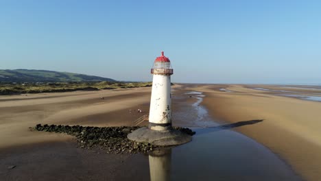 Talacre-Leuchtturm-Nordwales-Goldener-Sandstrand-Schimmernde-Ebbe-Sonnenaufgang-Antenne-Zurückziehen-Orbit-Rechte-Ansicht