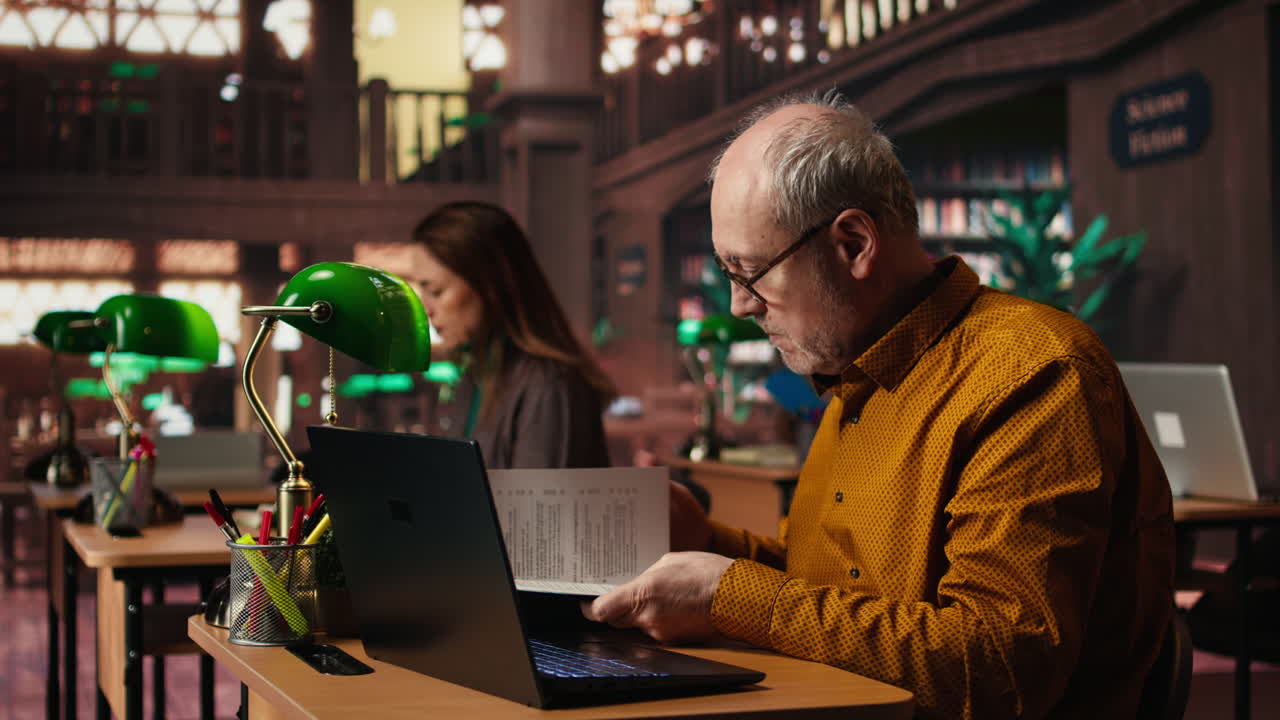Folk, der Arbejder i et Bibliotek