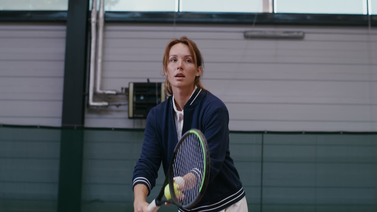 실내 테니스 를 하는 여자