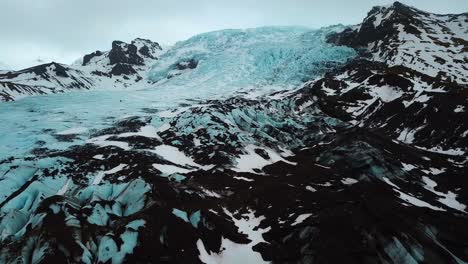 vista aérea de un avión no tripulado del enorme campo glaciar azul en islandia, tierra de fuego y hielo