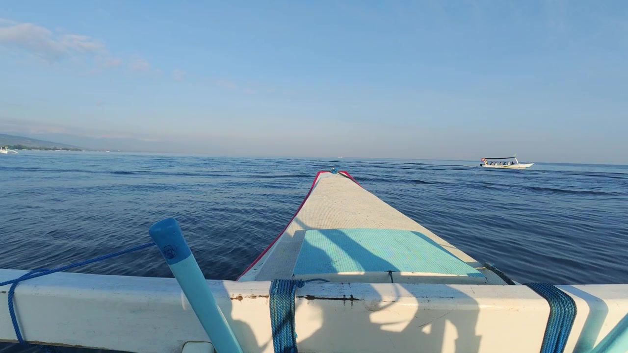 Filmato panoramico con vista POV da una tradizionale barca a bilanciere Jukung che naviga attraverso il mare tropicale a Lovina, Indonesia. Adatto per vela, viaggi, turismo, destinazione tropicale, attività turistica, avventura.
