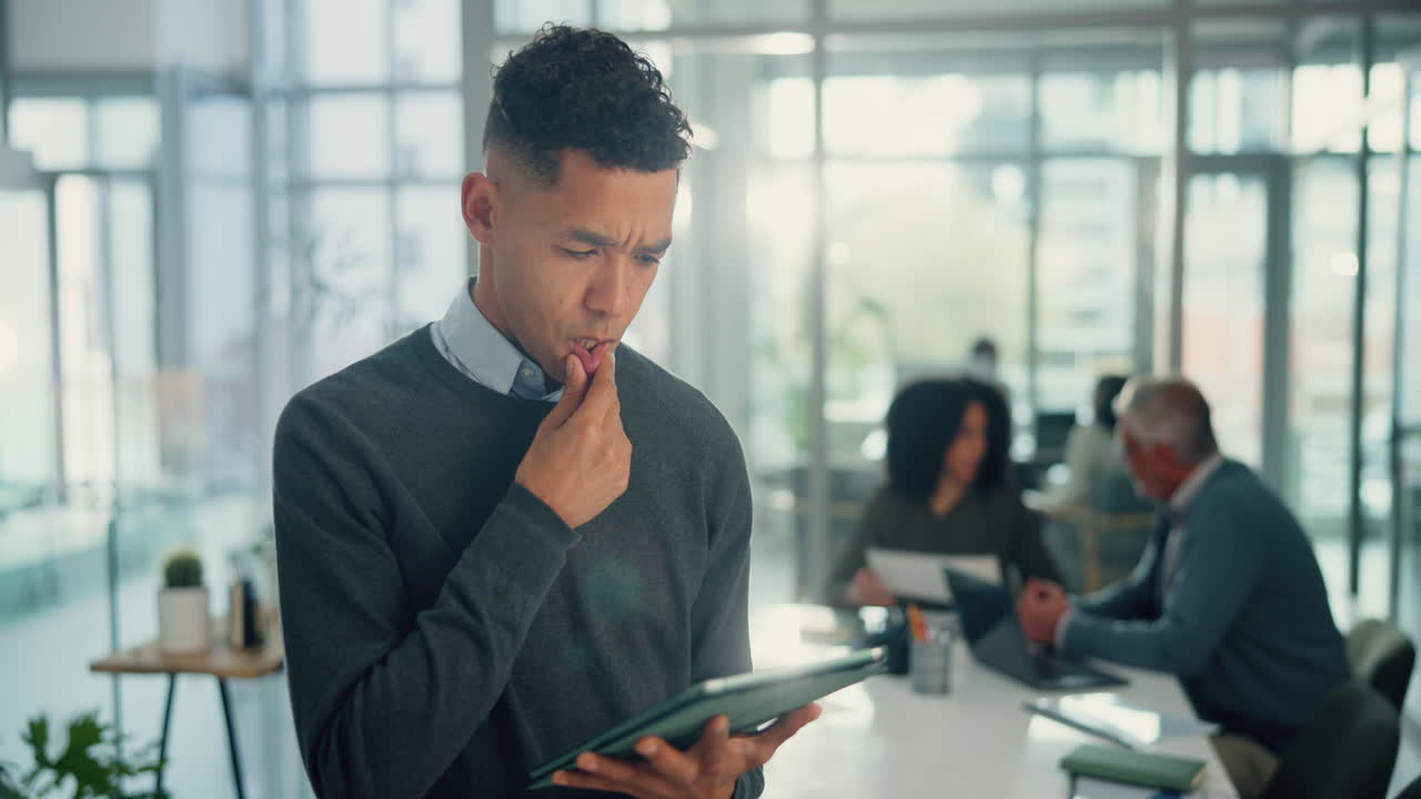 hombre de negocios usando tableta en la oficina