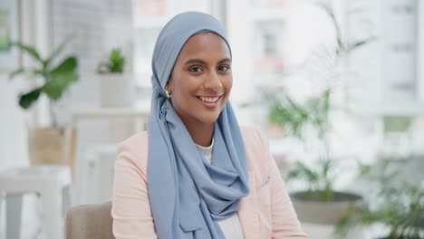 Musulmán,-Mujer-Y-Rostro-Con-Sonrisa-En-La-Oficina
