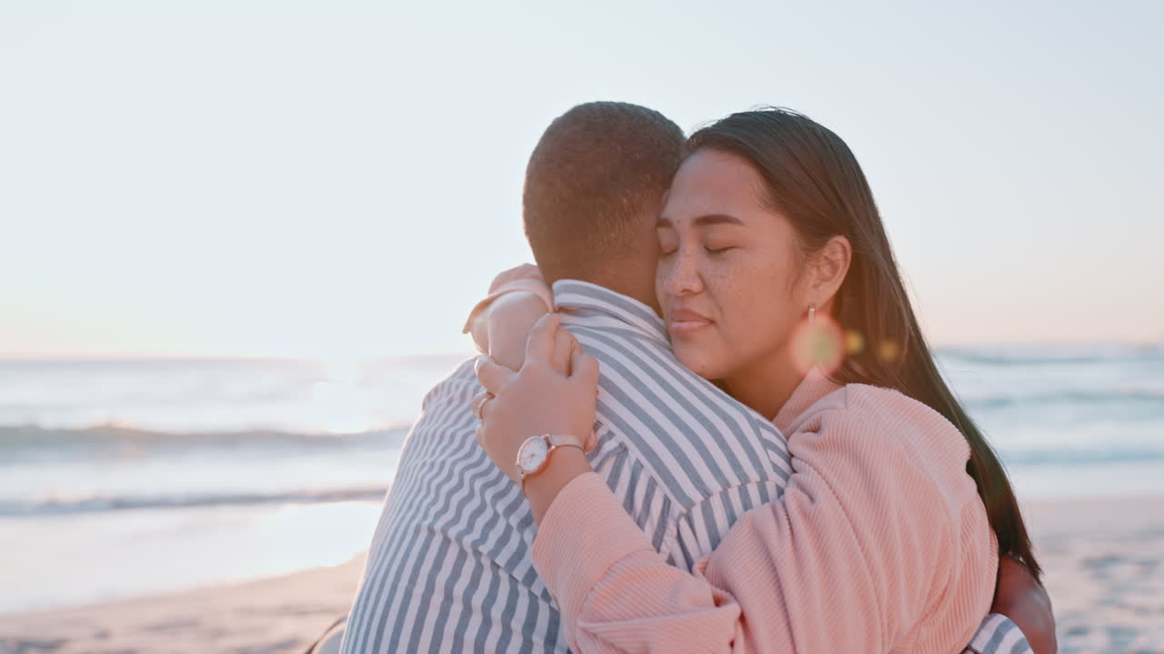 해가 지고, 해변과 휴가를 보내는 커플
