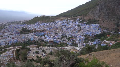 una amplia vista desde la montaña de la ciudad azul de chefchaouen, marruecos