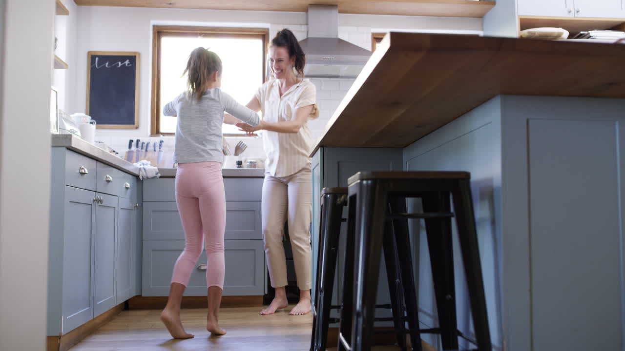 я люблю учить ее вещам.