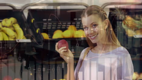 animación de datos financieros sobre una mujer caucásica feliz haciendo compras en el mercado, recogiendo manzanas