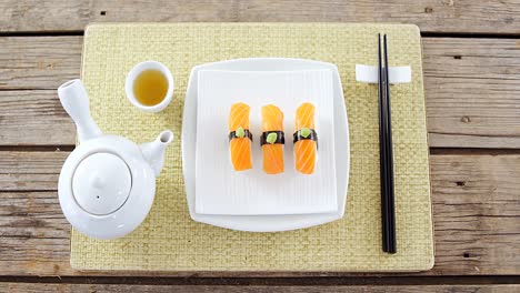 Sushi-En-Bandeja-Con-Té-En-Taza