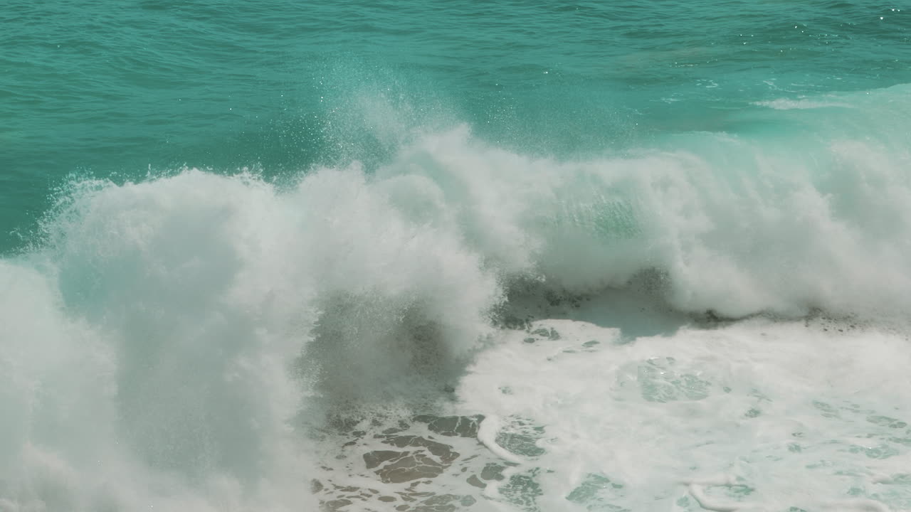 una gran ola azul rompiendo