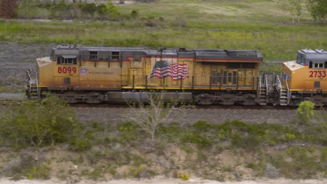 Side-view-of-train-on-traveling-on-train-tracks