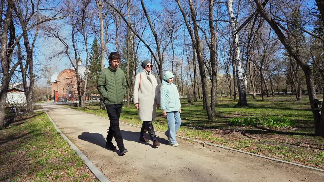 Familia paseando junta en un día soleado en un parque
