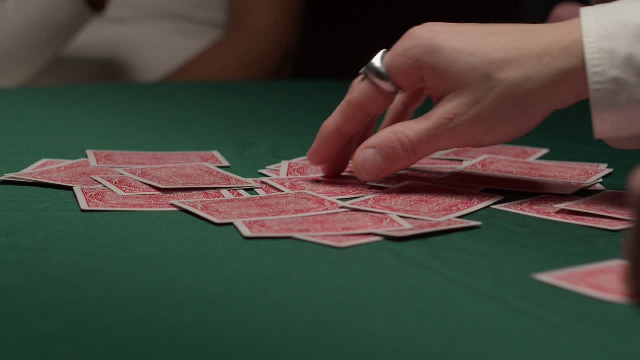 un grupo de jugadores saca cartas de una pila en un oscuro casino malhumorado