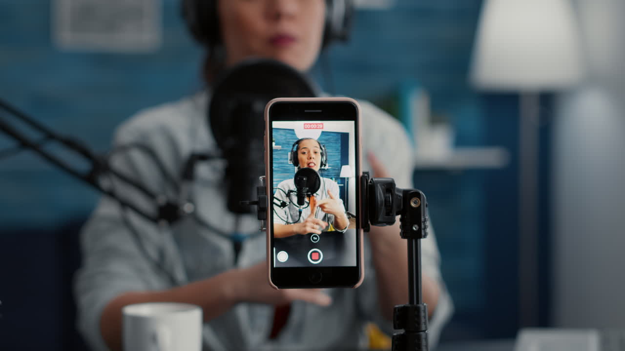 Kendt internet-influencer filmer daglig vlog med smartphone, mens de fortæller livshistorier