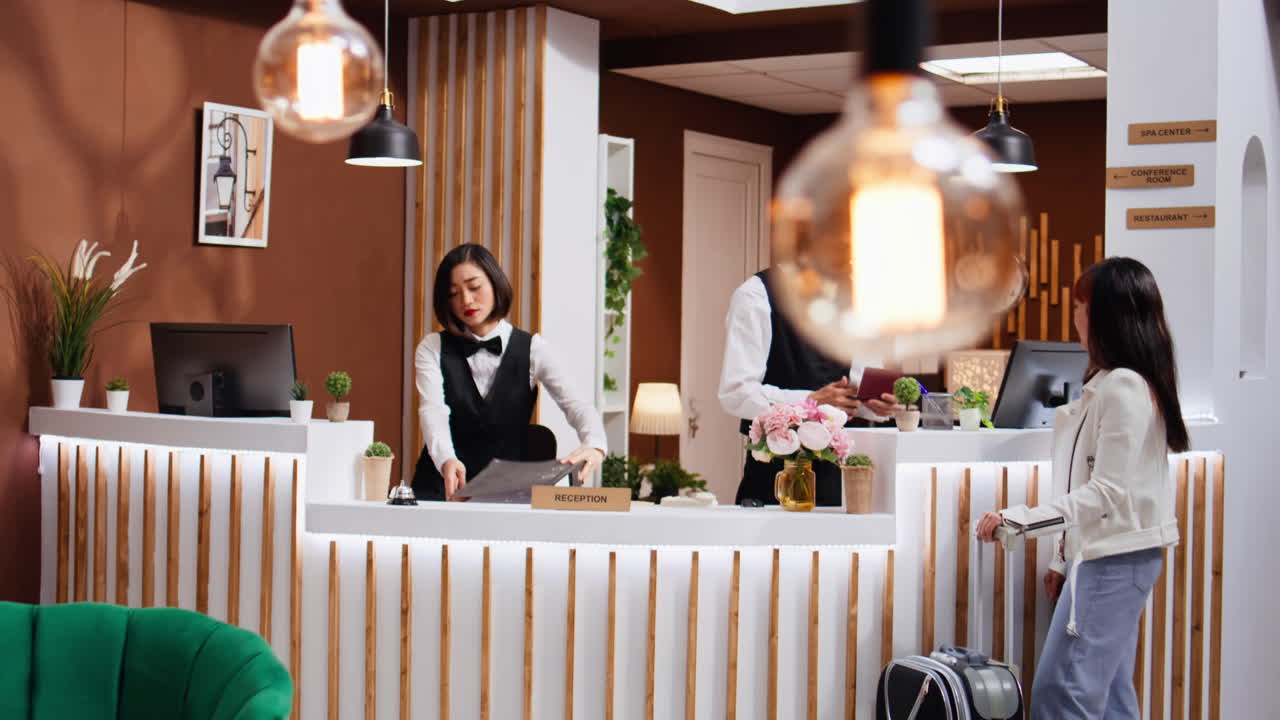 el personal del hotel examina la información del pasaporte para la identificación del cliente.