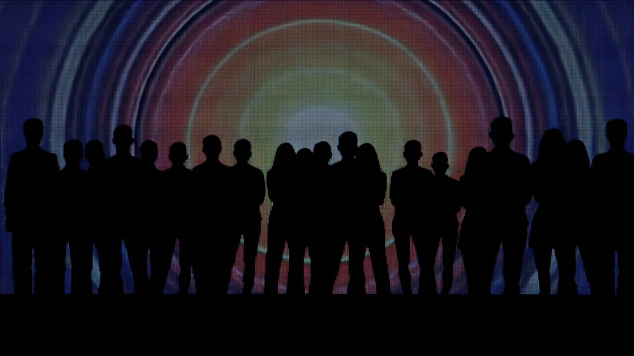 Silhouetten van een stilstaande menigte, op een kleurrijke abstracte achtergrond met concentrische cirkels, vanuit een statisch vooraanzicht.