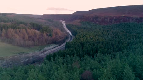 Un-Tren-De-Vapor-Recorre-Las-Heladas-Escenas-Otoñales-En-Levisham,-En-El-Parque-Nacional-North-York-Moors.