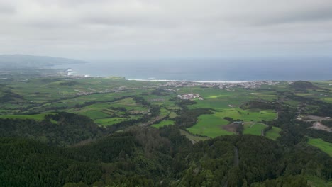 Desde-Una-Perspectiva-Aérea,-La-Belleza-Y-Los-Diversos-Paisajes-De-La-Región-De-Las-Azores-De-Portugal-Encarnan-La-Esencia-De-La-Exploración-Y-El-Descubrimiento.