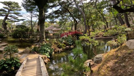 un paseo pacífico por un sereno jardín japonés