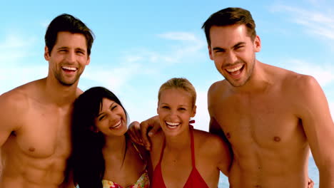 Freunde-Lachen-In-Die-Kamera-Am-Strand