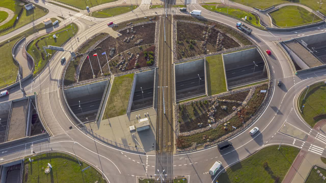 hiperlapso aéreo: gran rotonda con intersecciones en la ciudad