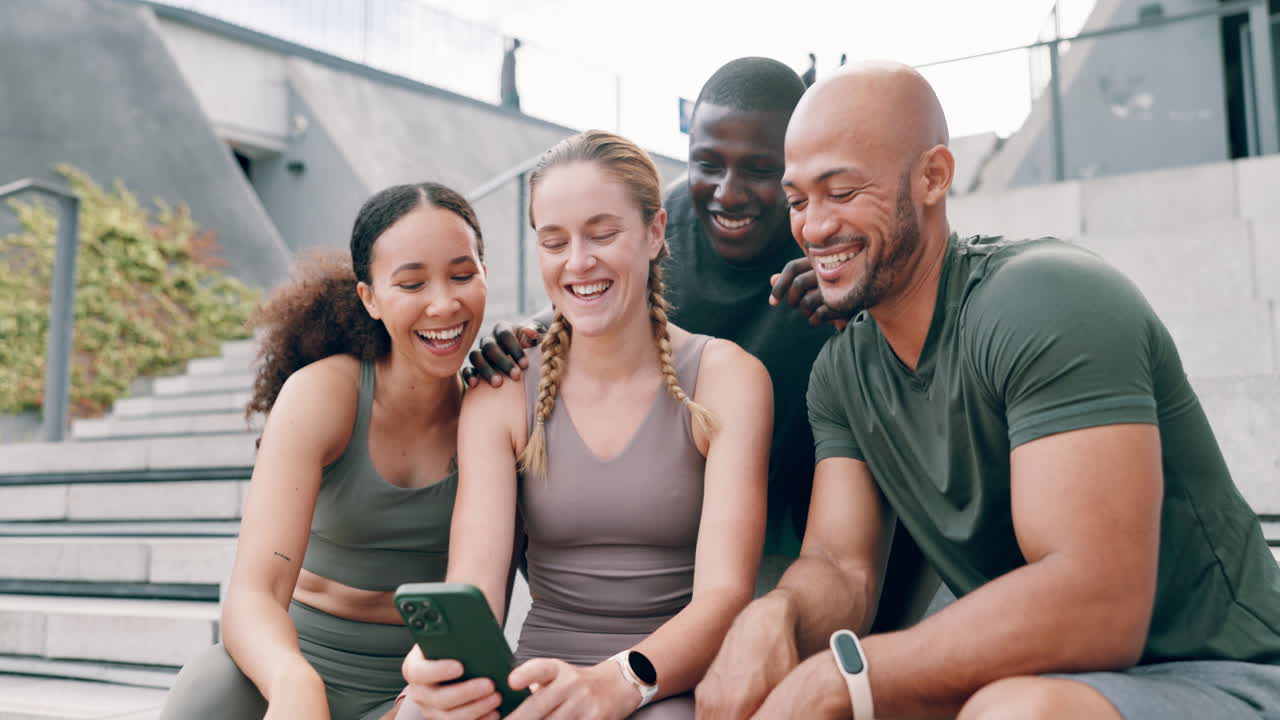 amigos riendo de un teléfono en las escaleras