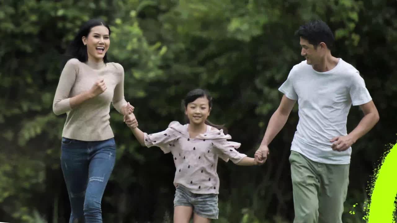 ครอบครัวสุขสันต์วิ่งเล่นกลางแจ้งจับมือกัน
