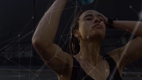 animación de conexiones sobre mujer biracial en forma vertiendo con agua